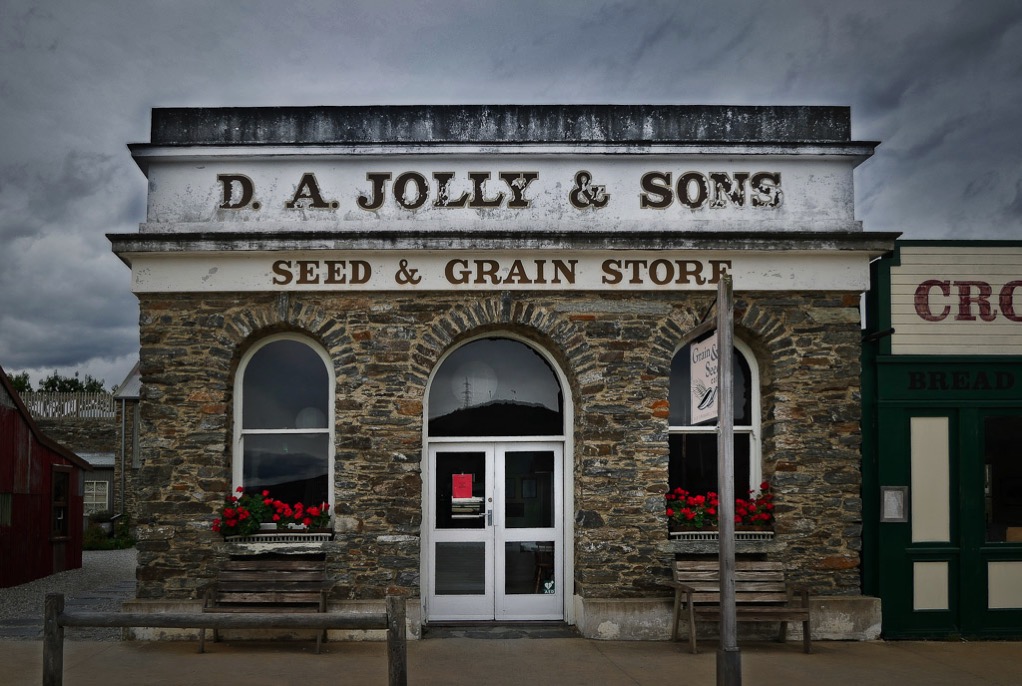 Historic Jolly building / Cafe, Cromwell.jpg Cromwell jolly squared