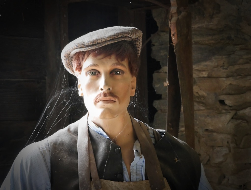 cromwell-blacksmith-cob-webs.jpg Blacksmith model Old Cromwell Town, historic precinct