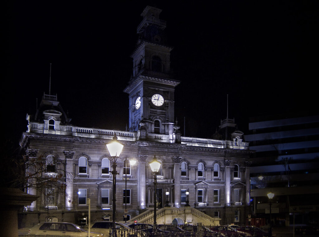 Dunedin Town Hall at night
