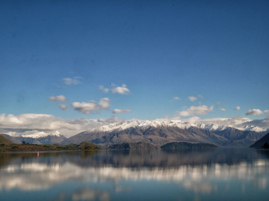 An early morning springtime view of Lake Wanaka